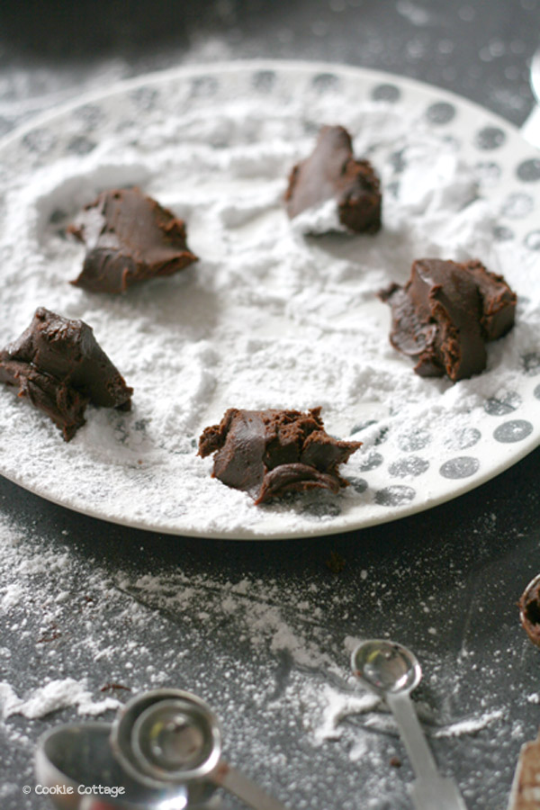 Hoopjes after eight truffel op een bord met poedersuiker